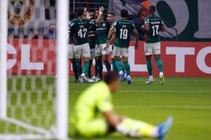 Com retranca, Palmeiras vence Bragantino e segue invicto