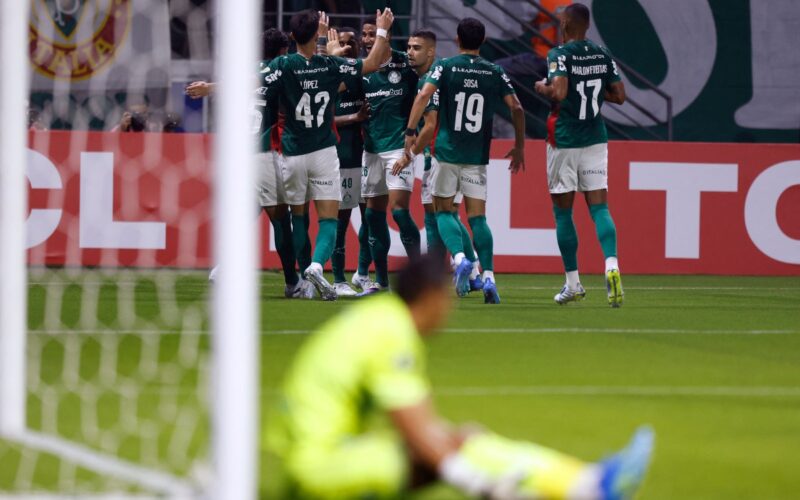 Com retranca, Palmeiras vence Bragantino e segue invicto