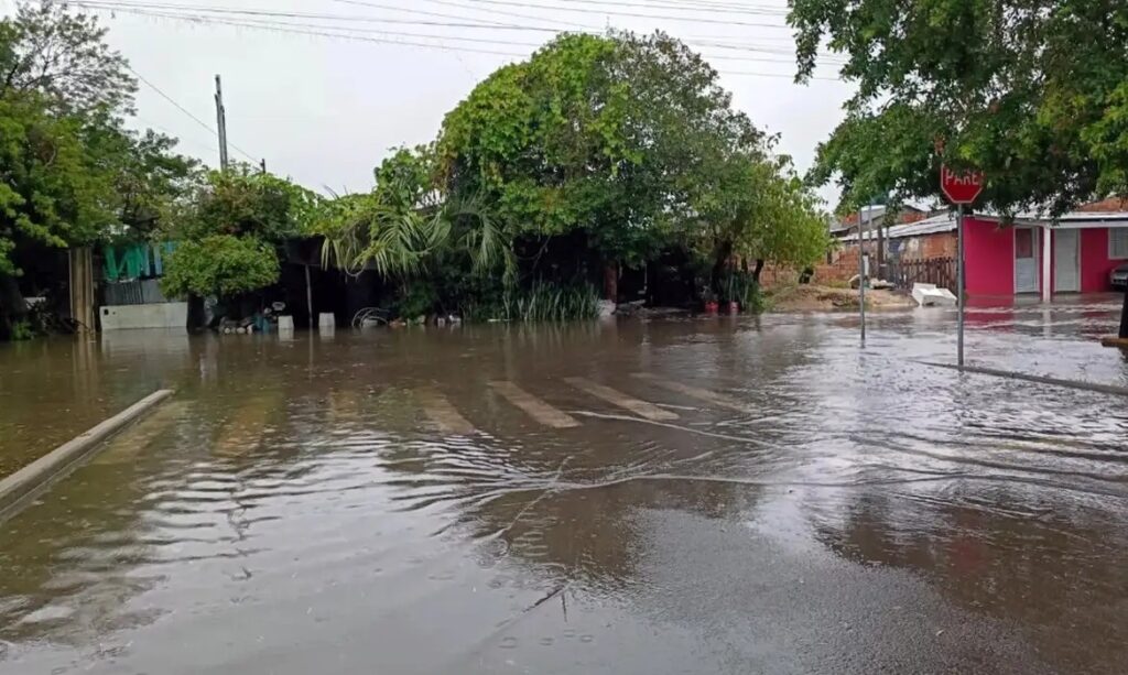 Chuvas no RS deixam 500 desalojados e cidade em emergência