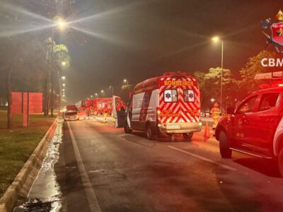 Fiat Punto pega fogo no Eixão Sul e interdita três faixas