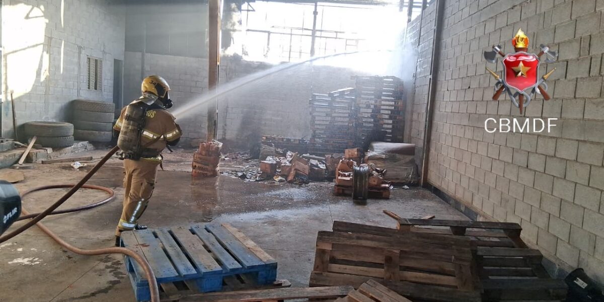 Incêndio em galpão em Ceilândia é controlado sem vítimas