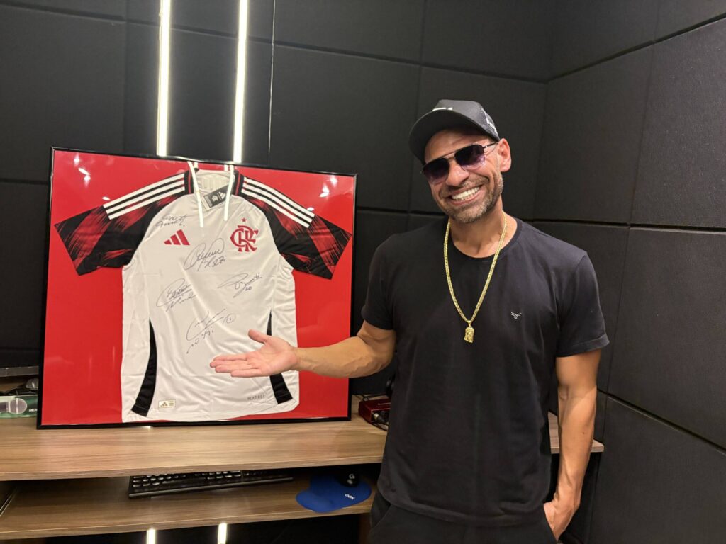 Rifa de camisa do Flamengo arrecada fundos para casa de dona com câncer