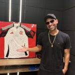 Rifa de camisa do Flamengo arrecada fundos para casa de dona com câncer