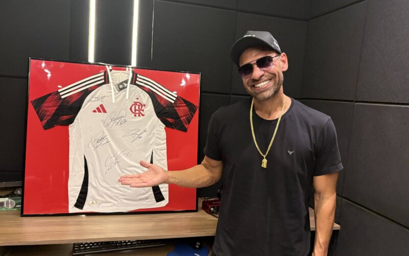 Rifa de camisa do Flamengo arrecada fundos para casa de dona com câncer
