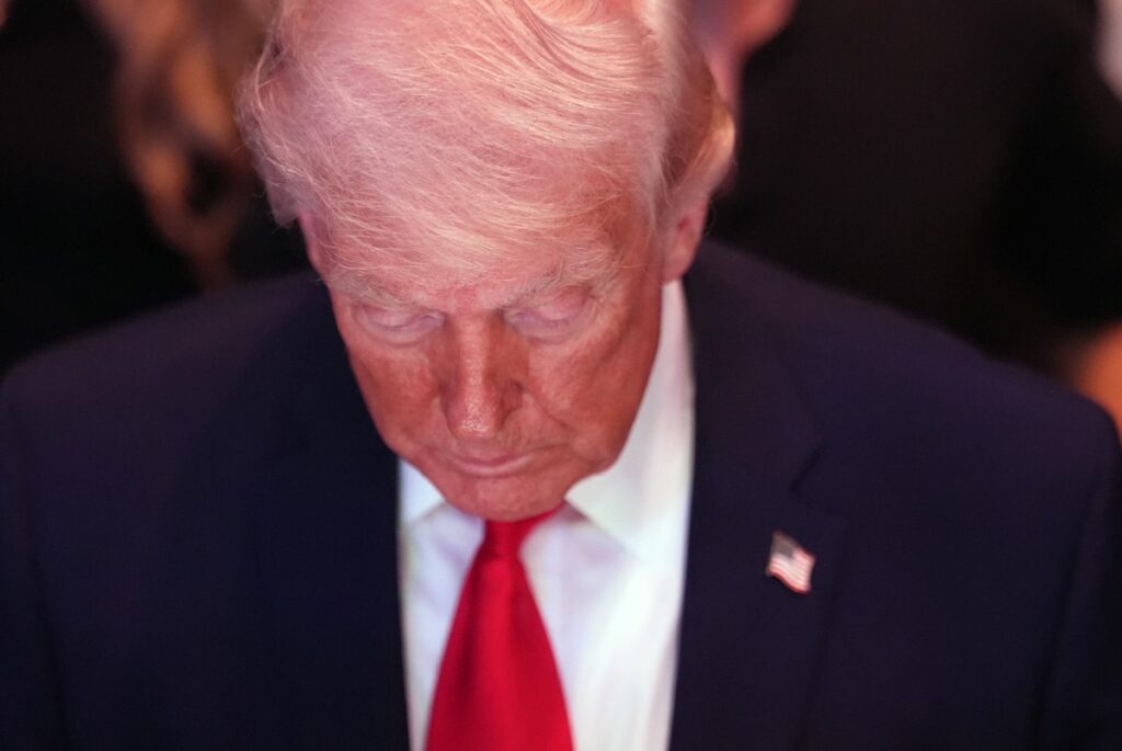 Trump provoca Irã com imagem de navios afundados
