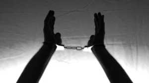 Jovem preso após ferir três familiares com garrafa em Ceilândia