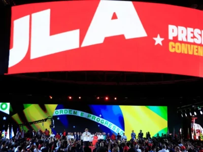 Vermelho, oncinha e chapéu Panamá marcam convenção de Lula